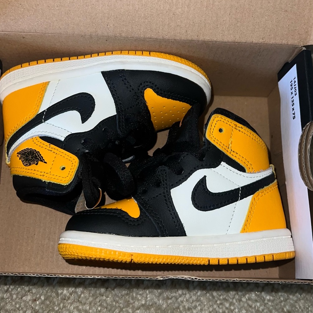 Toddler Jordan retro 1 high OG (taxi) size 5C